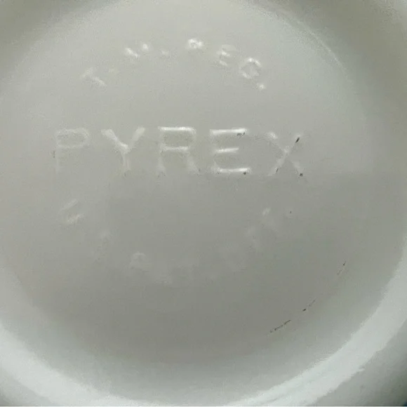 Vintage small blue and white Pyrex mixing bowl - Picture 3 of 4